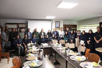 شهردار منطقه ۱۲ تهران و فرمانده سپاه ناحیه امام خمینی (ره) با حضور در بیمارستان شفا یحیائیان، روز پرستار را تبریک گفتند